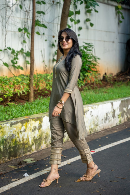 METALLIC TAUPE SHIMMER SUIT WITH POTLI BAG