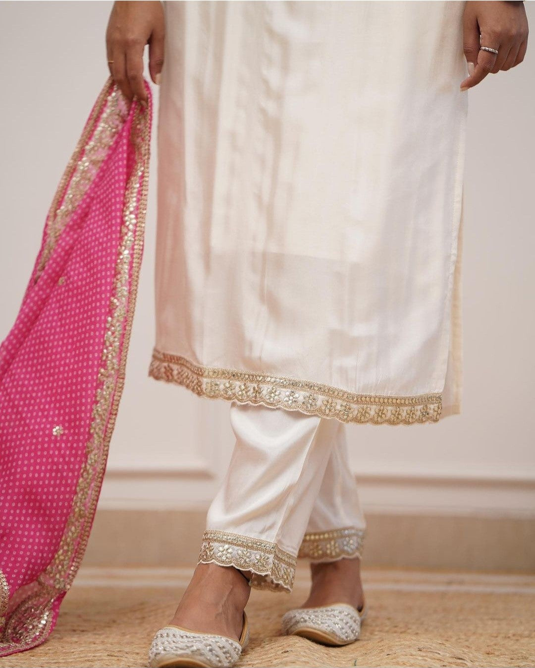 MUSLIN WHITE WITH BHANDINI SHAWL